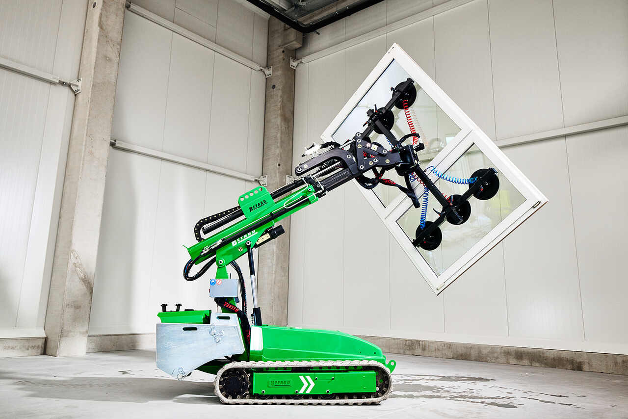 Robot montażowy na gąsienicach ze zintegrowaną przyssawką próżniową BEFARD XGR800