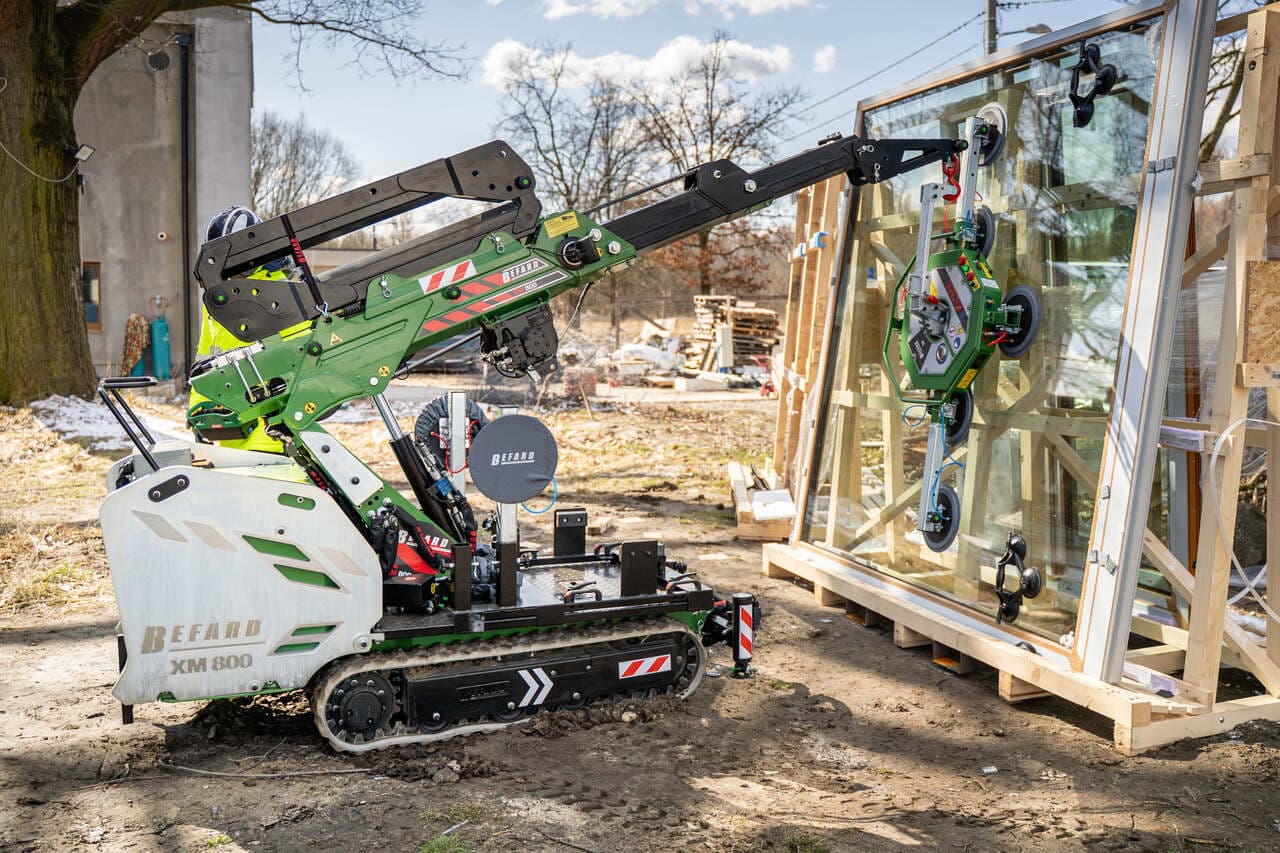 Gąsienicowy żuraw pick and carry BEFARD XM800 z chwytakiem