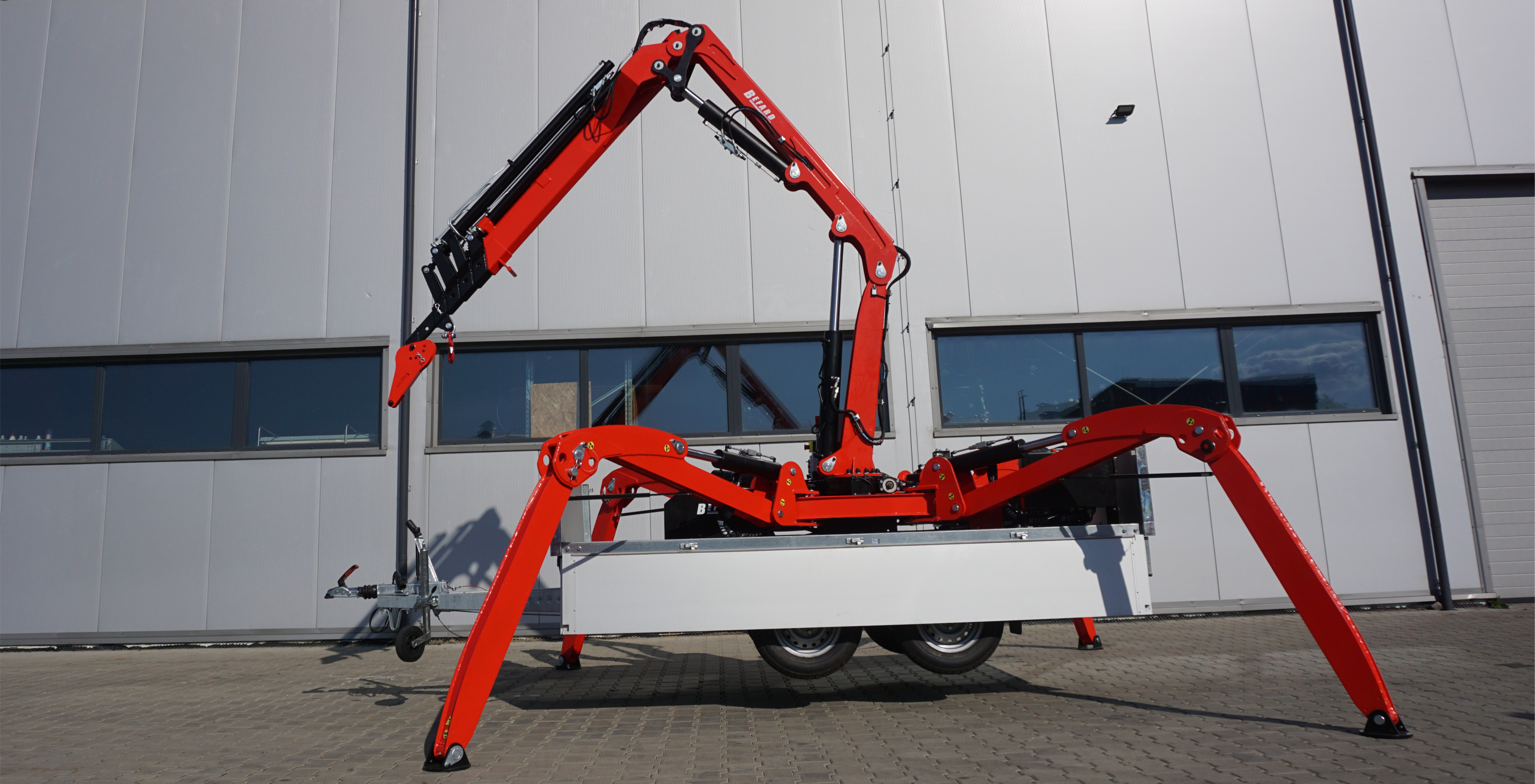 BEFARD XJ 55 Kran auf einem Anhänger