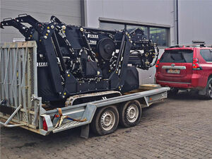 Mini crane on zero emission caterpillars