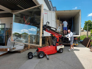 Installation of windows with a vacuum robot