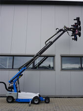 Vacuum robot for glass and panes